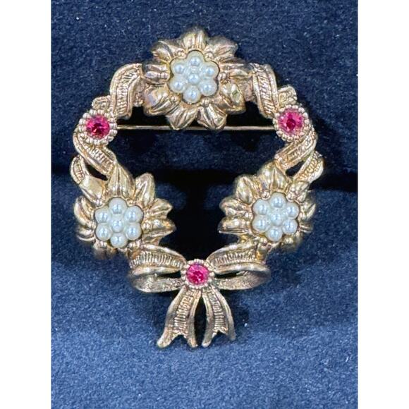 Gold-Tone Christmas Wreath Brooch Seed Pearl Flowers & Pink Stones 1.5″ - Picture 2 of 3